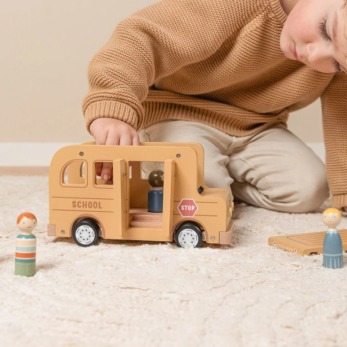 Little Dutch school bus with figures